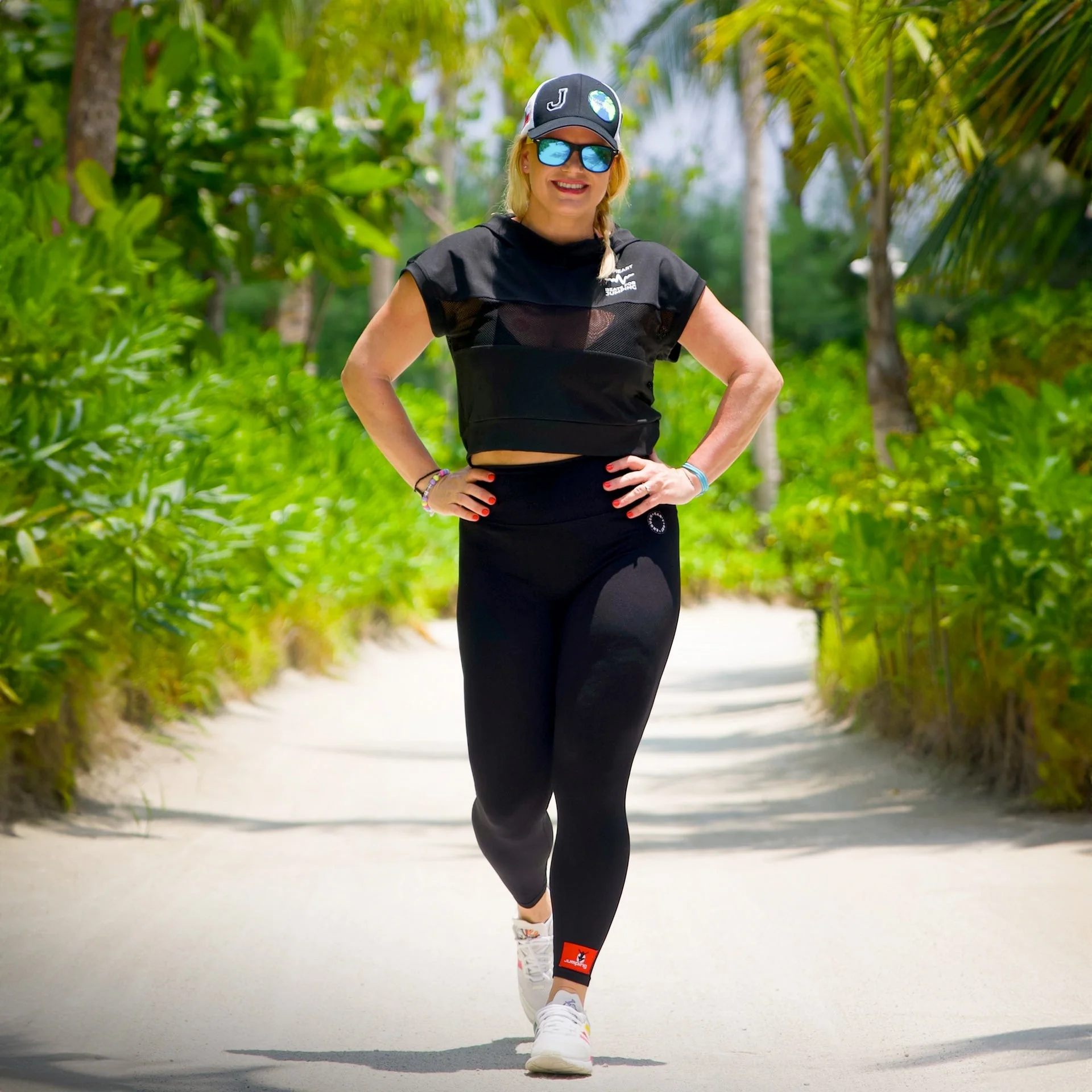 Black t-shirt BEAT with hood and mesh - Image 3